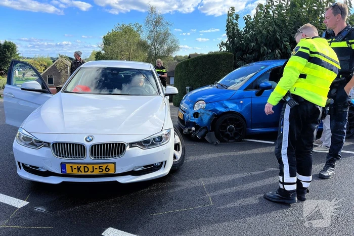 Schade na botsing tussen twee voertuigen