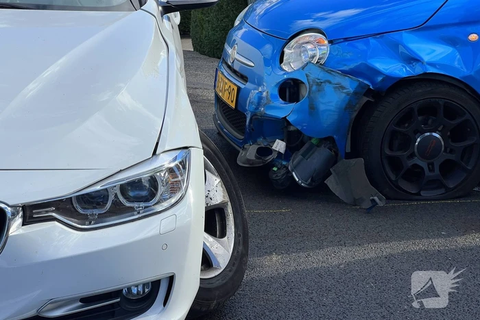Schade na botsing tussen twee voertuigen