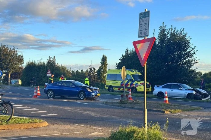 Twee voertuigen fiks beschadigd bij aanrijding