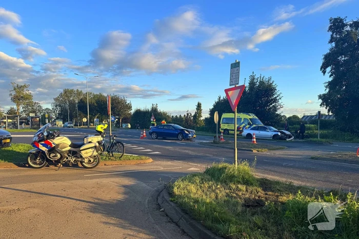 Twee voertuigen fiks beschadigd bij aanrijding