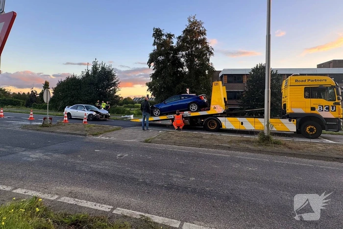 Twee voertuigen fiks beschadigd bij aanrijding