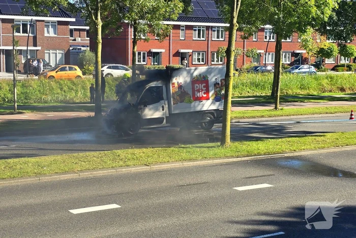 Picnic bezorgwagen vliegt in brand