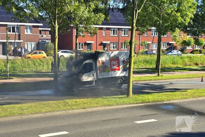 Picnic bezorgwagen vliegt in brand