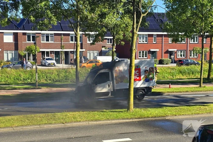 Picnic bezorgwagen vliegt in brand