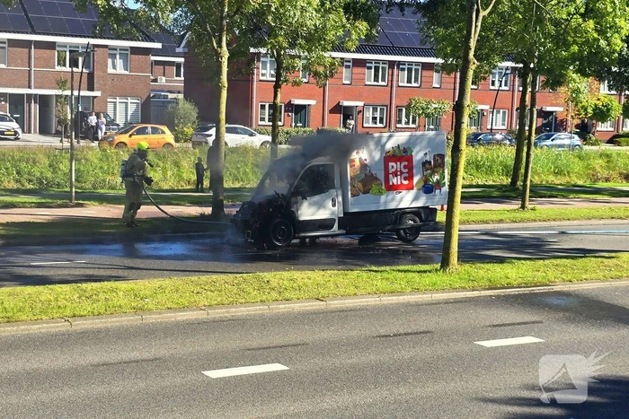 Picnic bezorgwagen vliegt in brand
