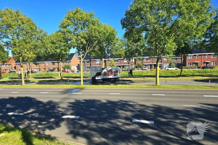 Picnic bezorgwagen vliegt in brand