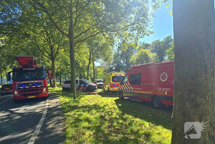 Brandweer haalt te water geraakte fietser uit water
