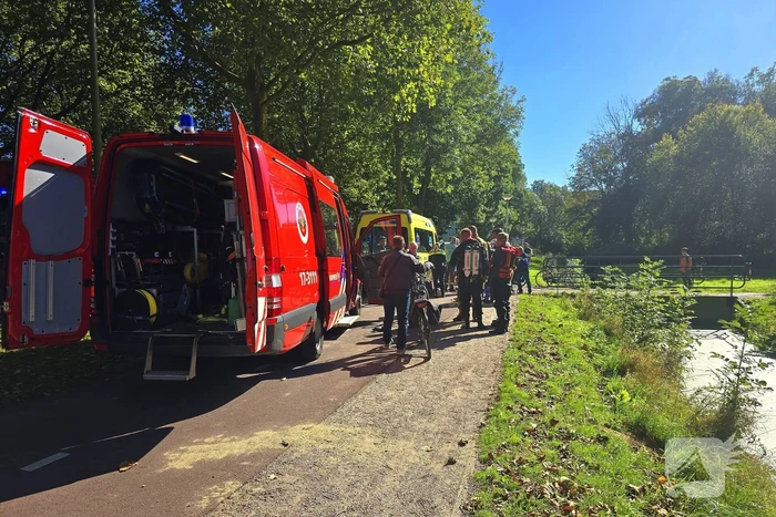Brandweer haalt te water geraakte fietser uit water