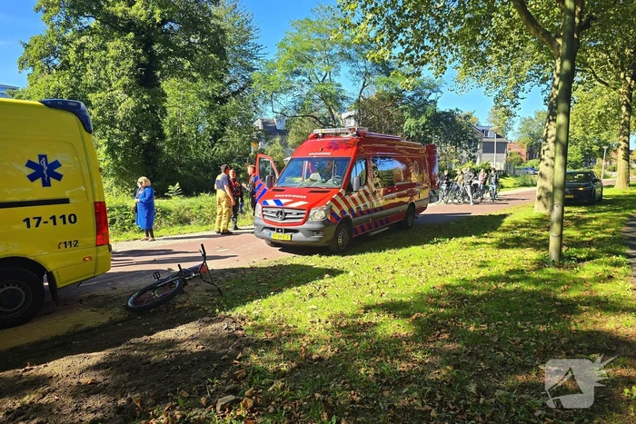 Brandweer haalt te water geraakte fietser uit water