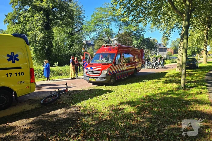Brandweer haalt te water geraakte fietser uit water