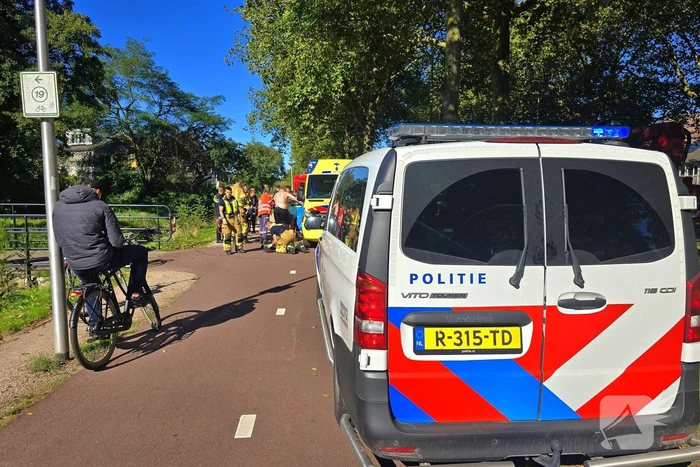 Brandweer haalt te water geraakte fietser uit water