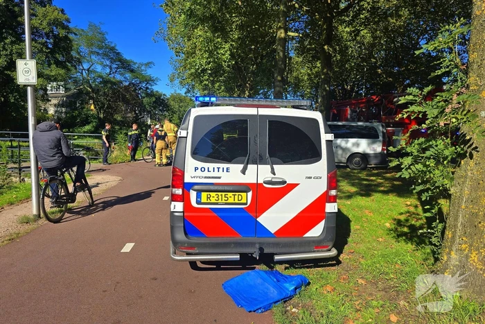 Brandweer haalt te water geraakte fietser uit water