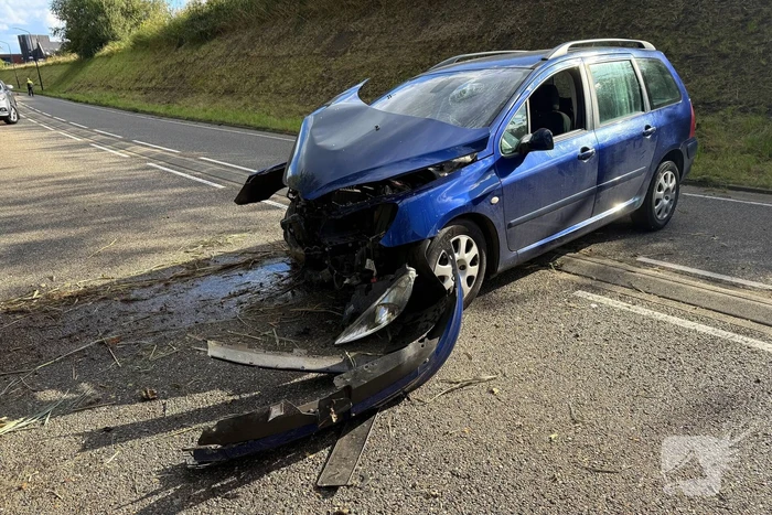 Auto krijgt klapband, bestuurder verliest macht over stuur en klapt op boom