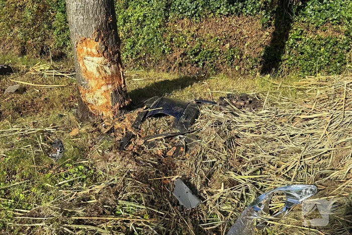 Auto krijgt klapband, bestuurder verliest macht over stuur en klapt op boom