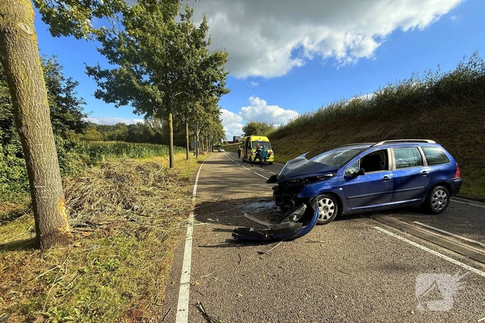 Auto krijgt klapband, bestuurder verliest macht over stuur en klapt op boom