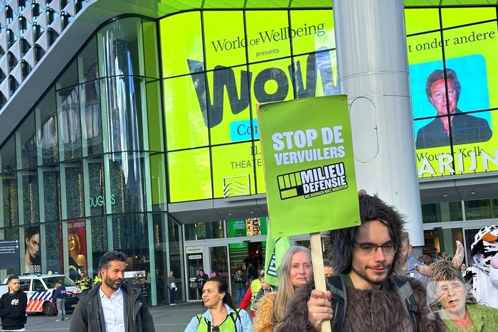 Milieu defensie demonstreerd bij centraal station