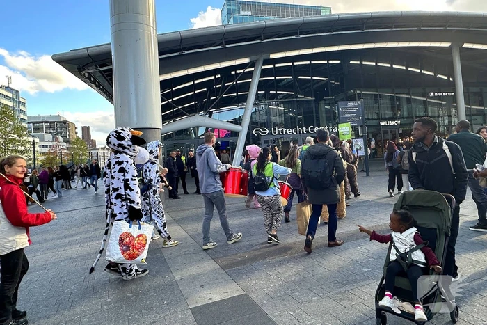 Milieu defensie demonstreerd bij centraal station