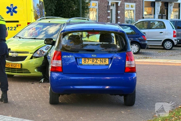 Twee voertuigen botsen op elkaar op T-splitsing
