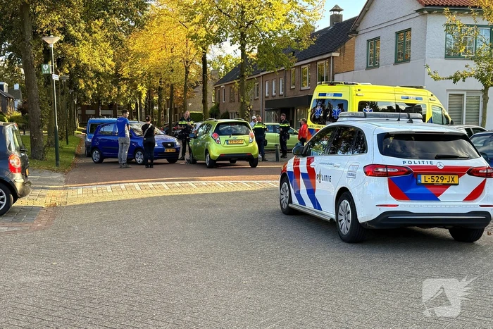 Twee voertuigen botsen op elkaar op T-splitsing