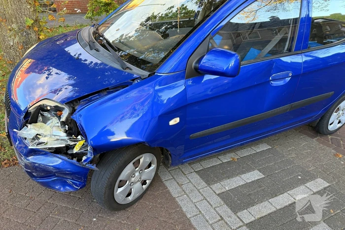 Twee voertuigen botsen op elkaar op T-splitsing