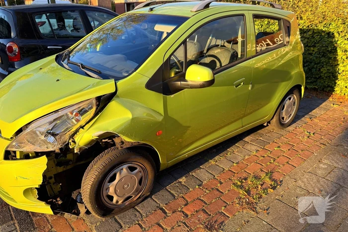 Twee voertuigen botsen op elkaar op T-splitsing
