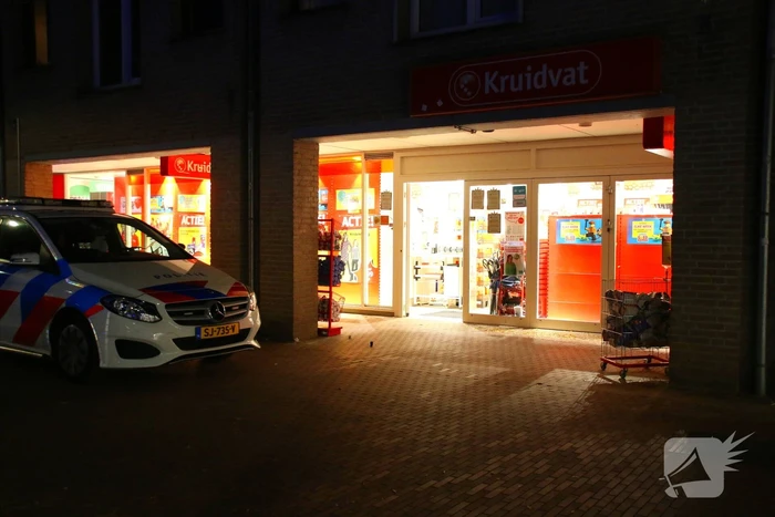 Kruidvat filiaal overvallen, verdachte dreigt met mes
