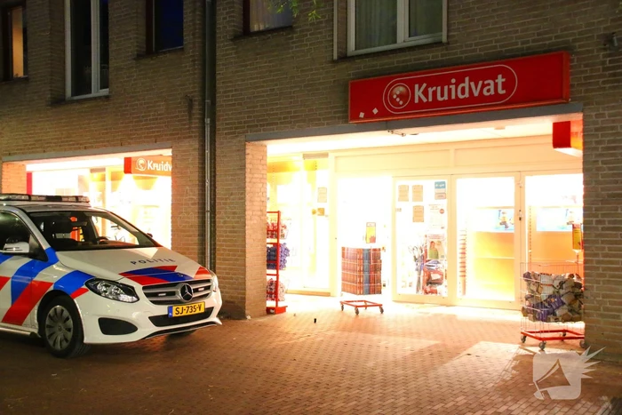 Kruidvat filiaal overvallen, verdachte dreigt met mes