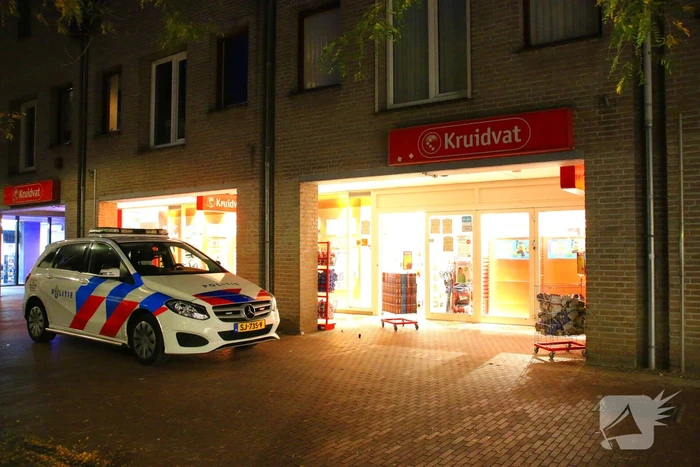 Kruidvat filiaal overvallen, verdachte dreigt met mes