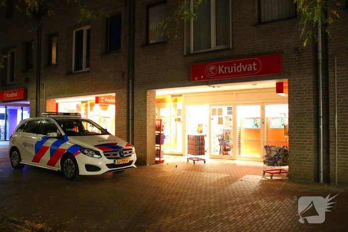Kruidvat filiaal overvallen, verdachte dreigt met mes