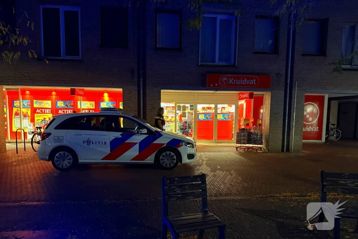 Kruidvat filiaal overvallen, verdachte dreigt met mes