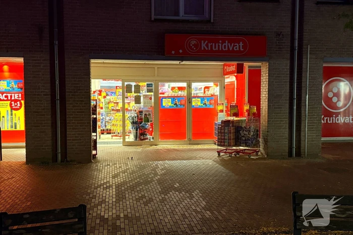 Kruidvat filiaal overvallen, verdachte dreigt met mes