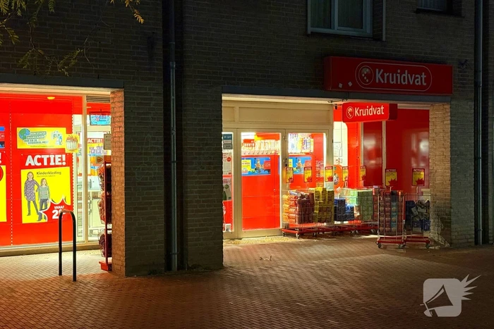 Kruidvat filiaal overvallen, verdachte dreigt met mes