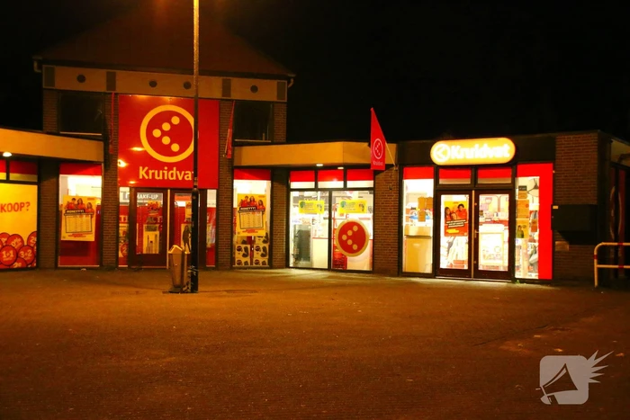 Kruidvat filiaal overvallen, verdachte dreigt met mes