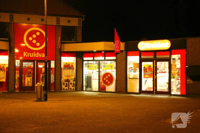 Kruidvat filiaal overvallen, verdachte dreigt met mes