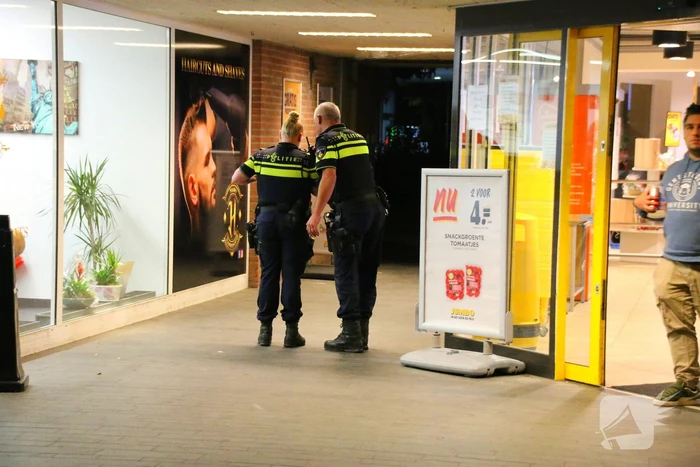 Kruidvat filiaal overvallen, verdachte dreigt met mes