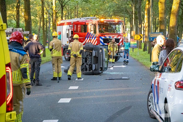 Enorme ravage nadat bus tegen boom rijd, één persoon aangehouden