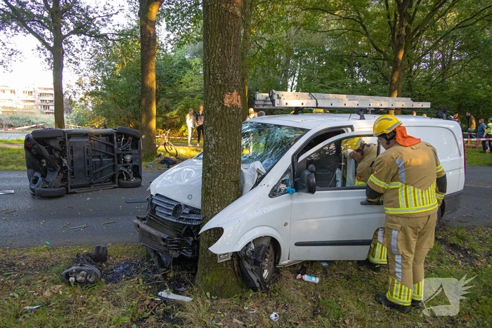 Enorme ravage nadat bus tegen boom rijd, één persoon aangehouden
