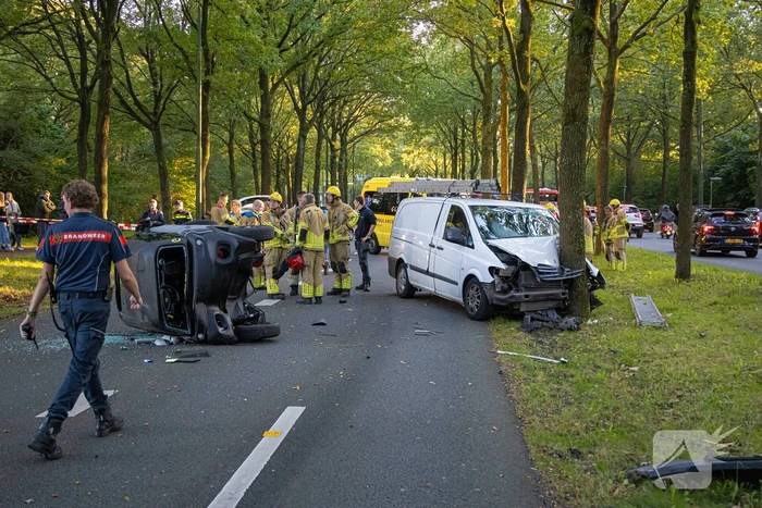 Enorme ravage nadat bus tegen boom rijd, één persoon aangehouden
