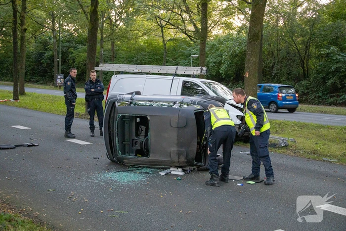 Enorme ravage nadat bus tegen boom rijd, één persoon aangehouden