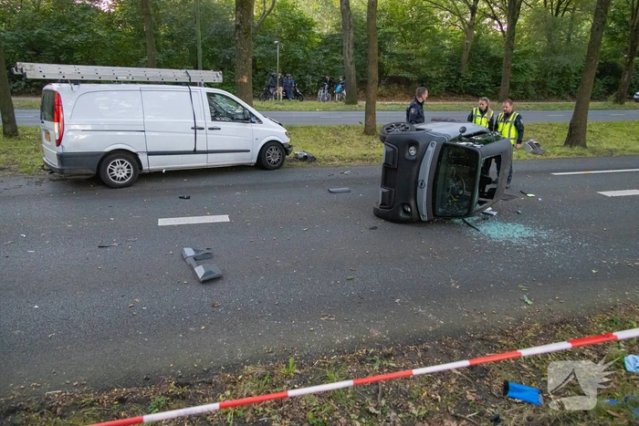 Enorme ravage nadat bus tegen boom rijd, één persoon aangehouden