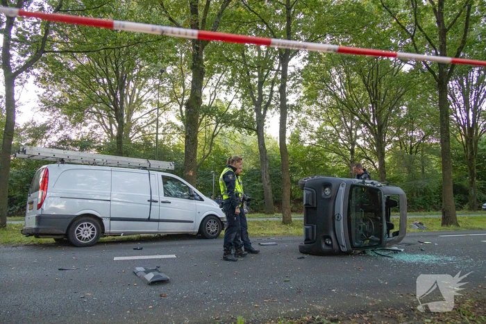 Enorme ravage nadat bus tegen boom rijd, één persoon aangehouden