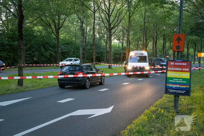 Enorme ravage nadat bus tegen boom rijd, één persoon aangehouden