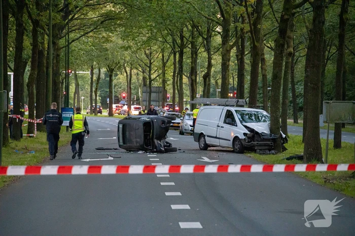 Enorme ravage nadat bus tegen boom rijd, één persoon aangehouden