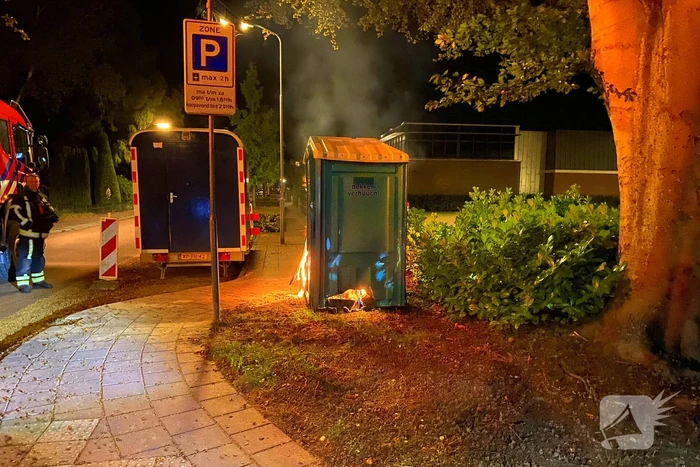 Brandweer blust brandende dixi
