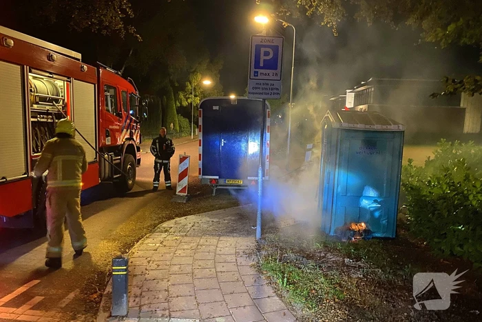 Brandweer blust brandende dixi