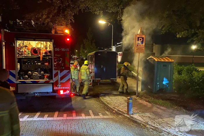 Brandweer blust brandende dixi