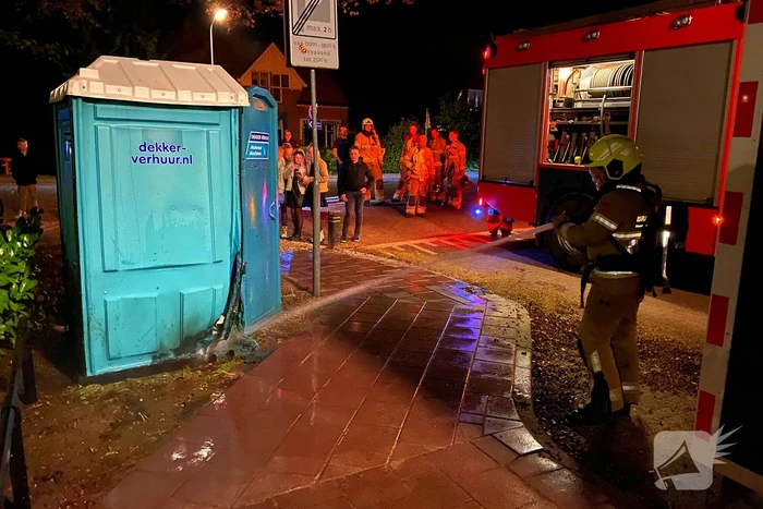 Brandweer blust brandende dixi
