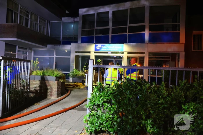 Auto op de kop bij brandend schoolgebouw tijdens grote brandweeroefening