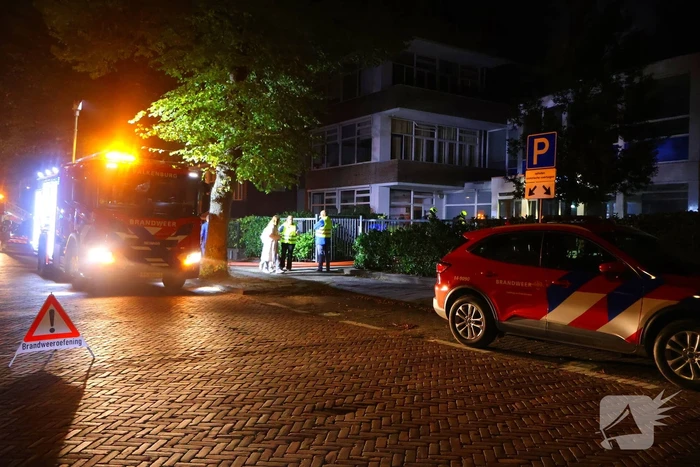 Auto op de kop bij brandend schoolgebouw tijdens grote brandweeroefening