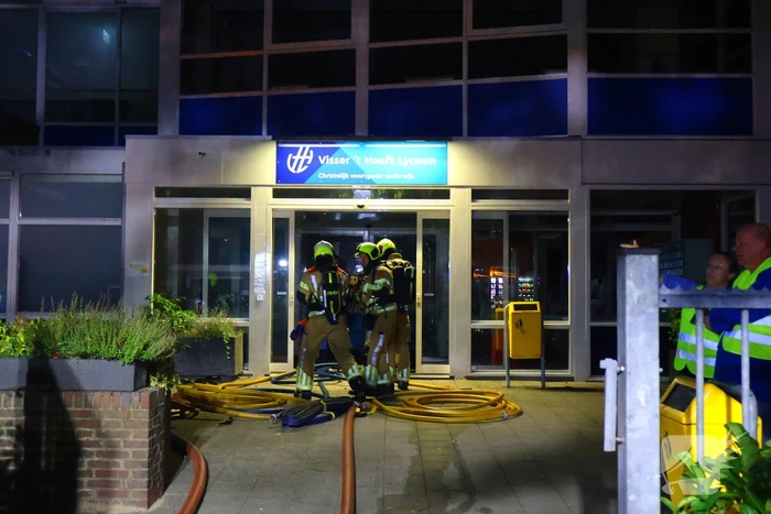 Auto op de kop bij brandend schoolgebouw tijdens grote brandweeroefening